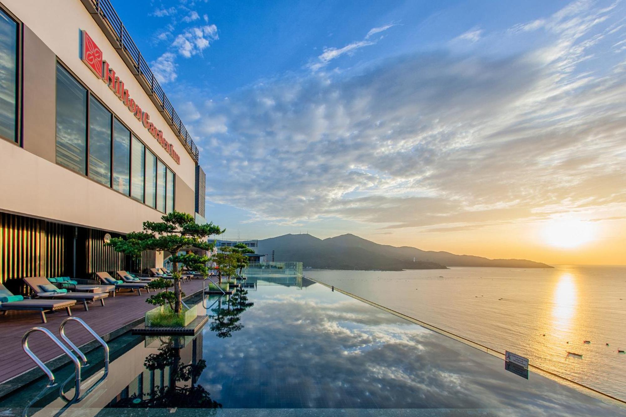 Khách sạn Hilton Garden 4*