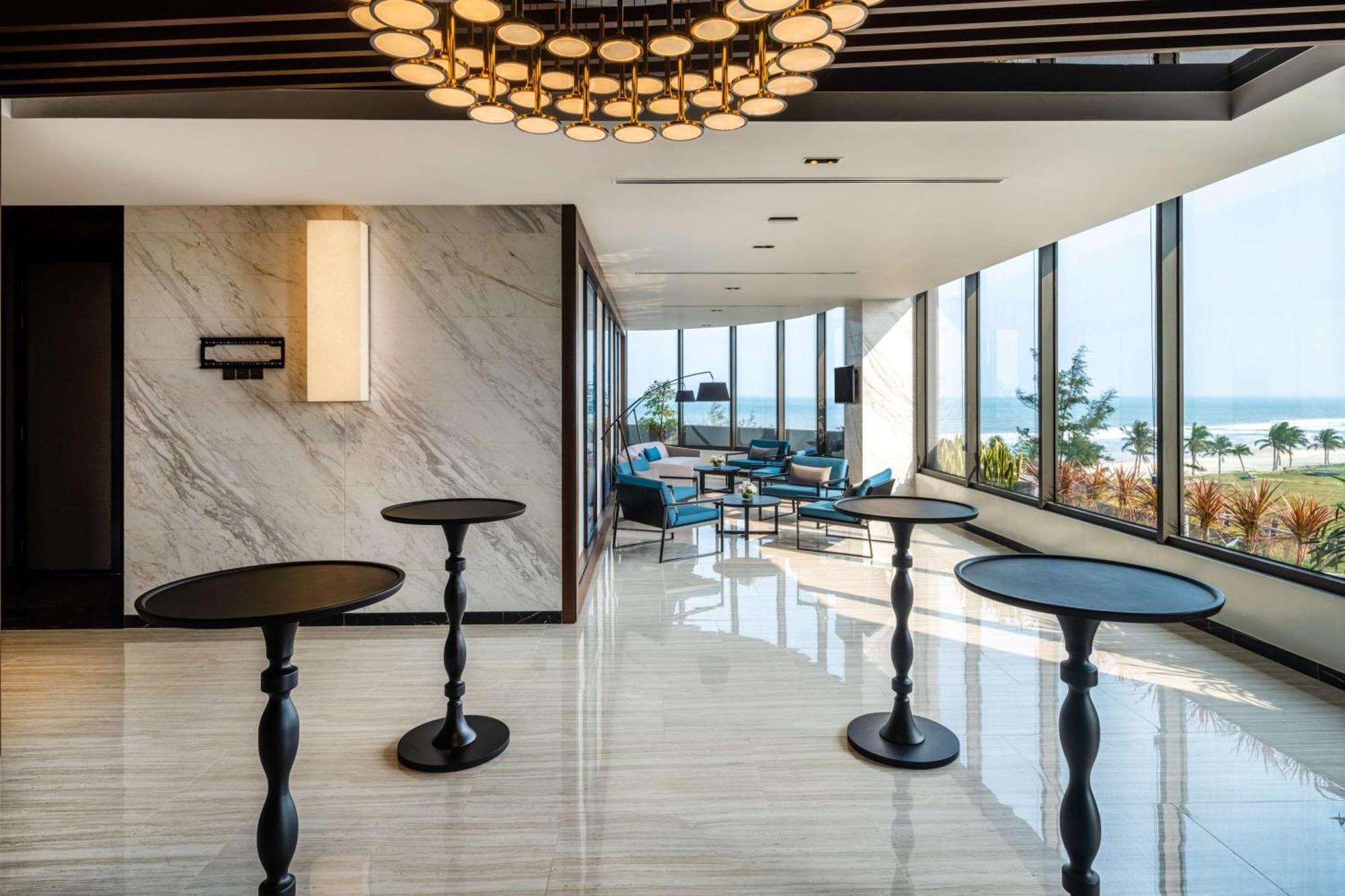 Khách sạn Hilton Garden
