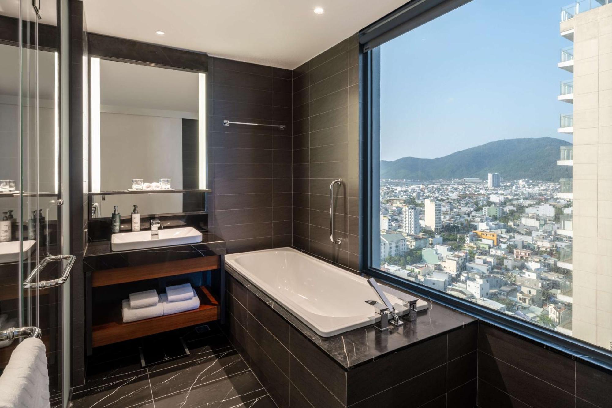 Hilton Garden Khách sạn Đà Nẵng