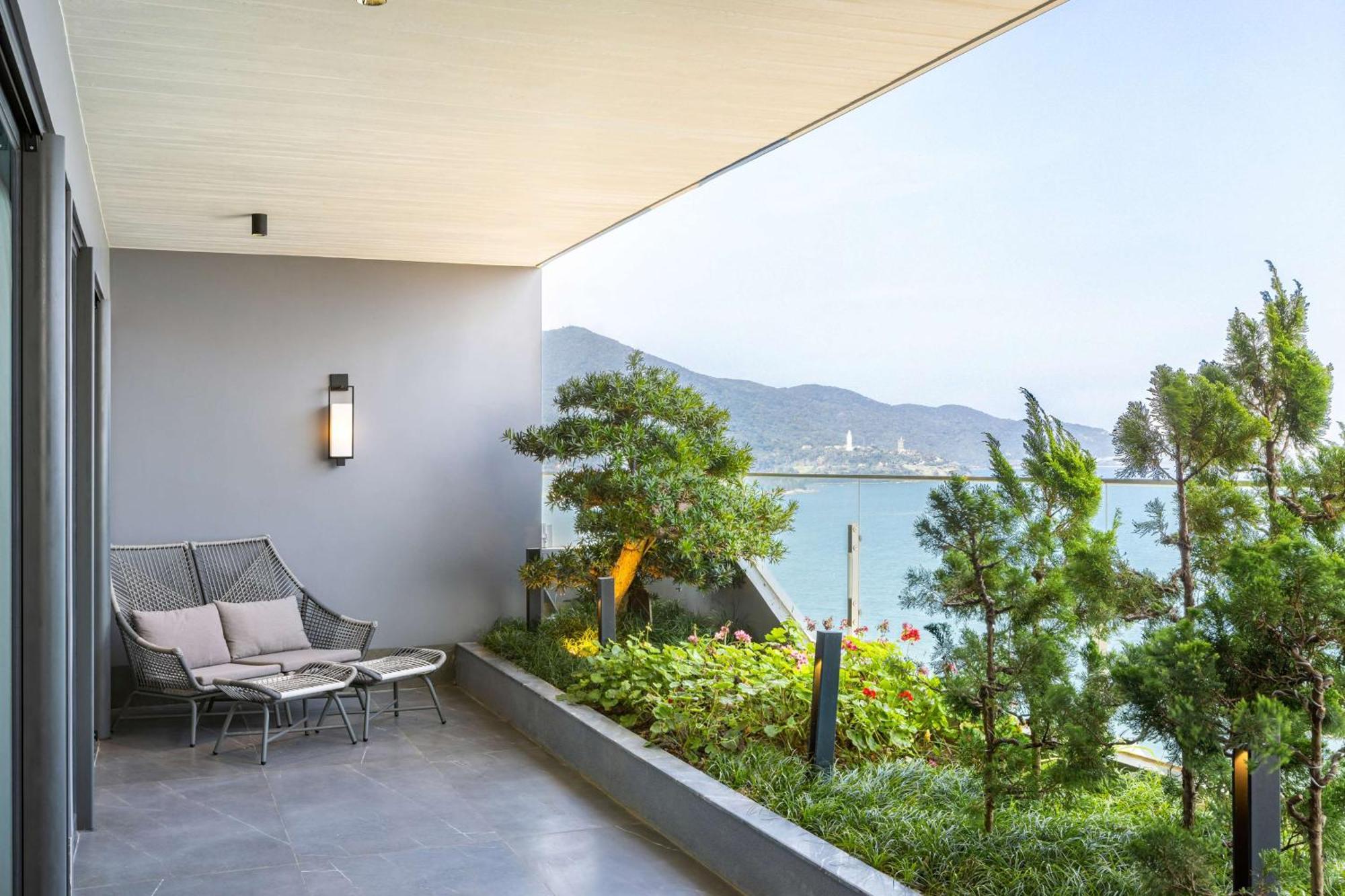 Khách sạn Hilton Garden 4*